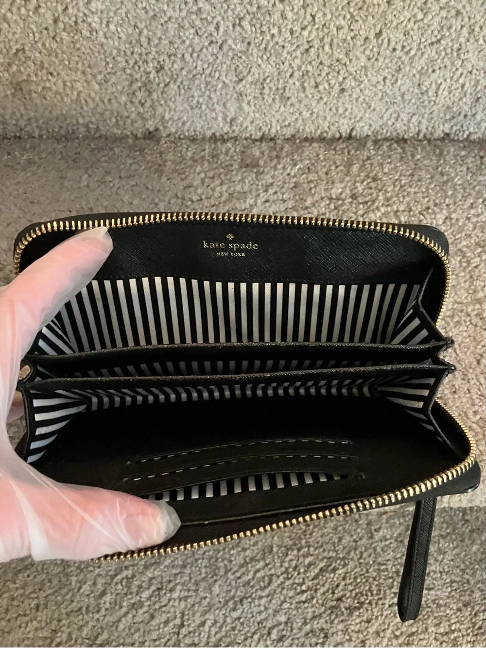 EXCELLENT CONDITION! KATE SPADE CEDAR STREET “TALK IS CHIC” ZIP AROUND WRISTLET